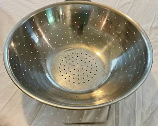 LARGE COLLANDER