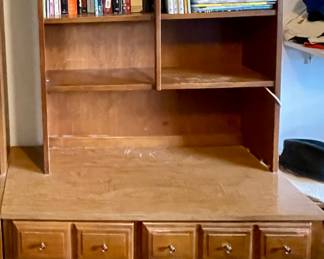 DESK/HUTCH