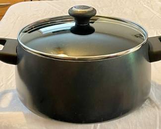 PAMPERED CHEF POT