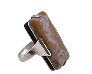 Lot 051
South Western Style Polished Agate and Sterling Silver Ring