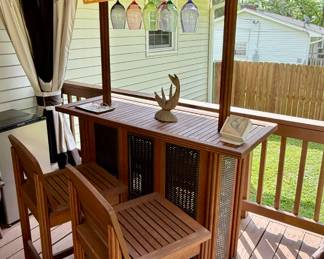 Tiki Bar with 2 bar stools