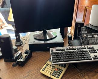 HP computer with Samsung monitor, wired Compaq keyboard, and ergonomic trackball mouse. Includes calculator and speakers. Great for basic use or office setup.
