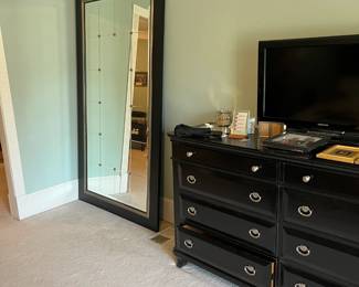 Elegant 3-piece bedroom set (Part2/Chest Drawers) - This stately black wood bedroom set includes: A King-sized bed frame with paneled headboard and footboard, A 8-drawer dresser with silver hardware and matching trim, A tall armoire/chest of drawers with 6 drawers and a side cabinet Crafted with timeless lines and satin black finish, this suite blends traditional style with modern sophistication. Gently used and well-maintained β a beautiful upgrade for any master bedroom.