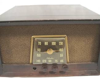 5073 - Silvertone AM Radio w/ Turntable - 18" x 18" x 10" You are buying a used as-is electric/electronic item. We do not guarantee all components are present, and if it is not expressly stated, it is untested.
