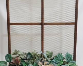 6010 - Vintage Mesh Room Divider w/ 2-Sided Planter 72 x 47 x 16