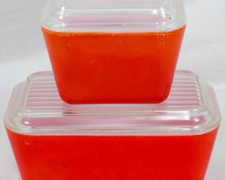 584 - 2 Pyrex Refrigerator Lidded Containers