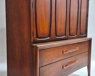 9207 - Broyhill Premier Gentleman's Chest 51 x 45 x 16