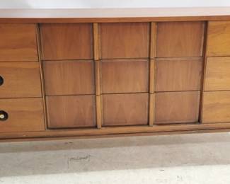 6020 - Stanley Walnut Mid-Century 9-Drawer Dresser 31 x 64 x 18