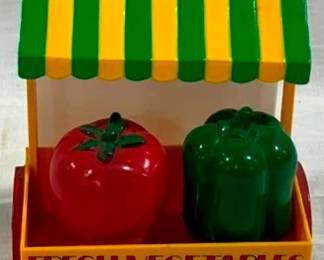 9347 - Vintage Vegetable Salt & Pepper Set 5 x 4 x 3