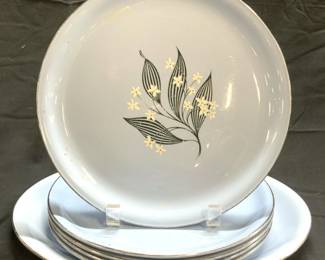 SKYTONE BY HOMER LAUGHLIN 6 Porc Plates & Serv Dsh