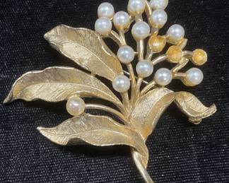 Vtg Capri Gold Tn Faux Pearl Flower Brooch