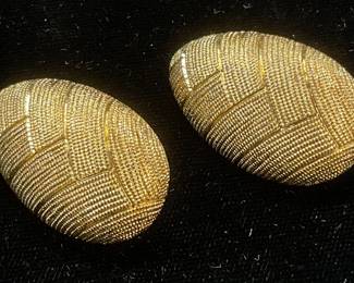 Vtg Monet Gold Tone Drop Shape Stud Earrings