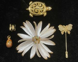 Group Lot Vintage Gold Tone Jewelry,