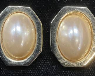Vtg Donald Stannard Gold Tn Faux Pearl Earrings