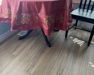 Pedestal table