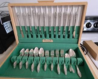 Oneida Lorilei Silverware w/wooden box