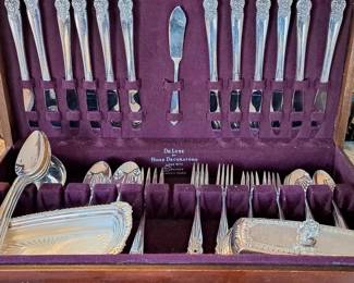 DeLuxe by Home Decorator Silverware w/wooden box