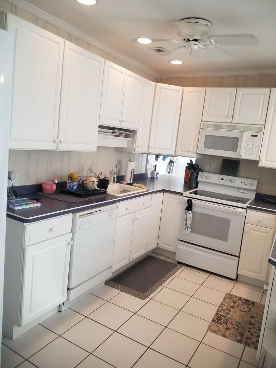 Clean & contemporary white kitchen