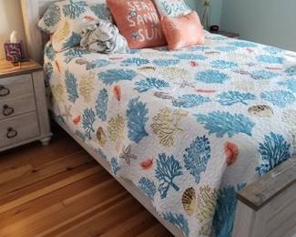 Queen bedroom set: bed detail