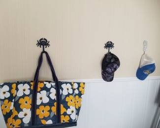 Crabby wall hooks
