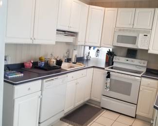 Clean & contemporary white kitchen