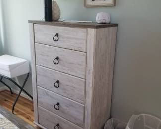 Queen bedroom set: 5-drawer dresser