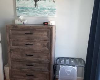5-darwer dresser; luggage rack