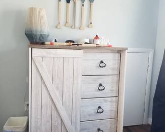 Queen bedroom set: 4-drawer dresser with cupboard