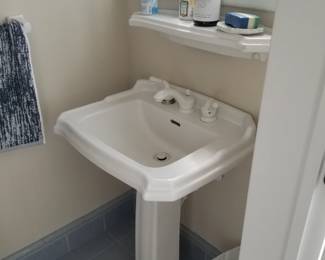 Pedestal sink