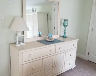 Queen bedroom set: matching dresser with mirror