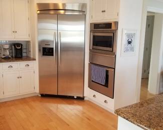 Thermador stainless steel refrigerator mfg. 11/2004. Model KBUDT4250A02