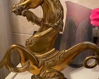 Used on the front of a gondola to hold the steering ropes.