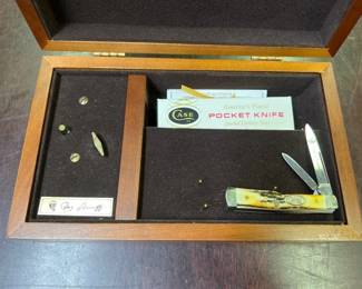 1985 ROY ACUFF COMMEMORATIVE MUSICAL BOX AND KNIFE