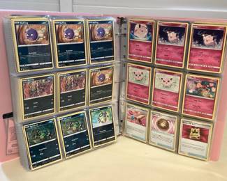 MMS116 Binder Full Of Over 700 Pokémon Trading Cards (D)