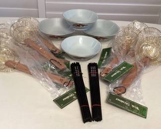 MMS081 Four Ceramic Saimin Bowls, Black Wooden Chopsticks & Wok Strainers