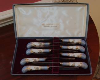 Set of eight porcelain handled knives in original case that reads Fine Sheffield Cutlery, Sheffield, England