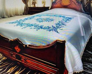Lot 4: A Romantic Shabby Chic French-style Carved Vintage Two-Tone Wood Bed Frame: Headboard, footboard, side rails.
Size: FULL
Height 31 x Width 51 x Length 78 inches