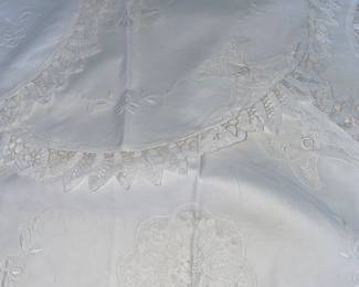 Lot 79: A Series of Round Beige and White Cotton Lace Pillow Shams. This lot includes: A Pair of Beige Pillow Shams: Diameter 21 inches A Pair of White Pillow Shams: Diameter 21 inches
Four White Pillow Shams: Diameter 19 inches CONDITION: Excellent