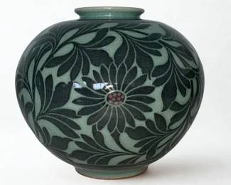 Lot 36: One of Set of 3 Asian Vases:
Smallest Green Vase with floral leaf design: Height 7 x Diameter 26 inches CONDITION: Excellent