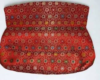 Lot 45: Asian Red Silk Purse w/Colorful Motif.
Zipper top with fold over flap. Width 10 x Height 8 inches.
CONDITION: Good.