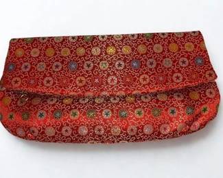Lot 45: Asian Red Silk Purse w/Colorful Motif.
Zipper top with fold over flap. Width 10 x Height 8 inches.
CONDITION: Good.