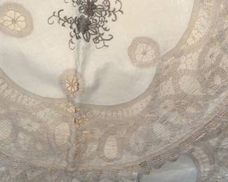 Lot 79: A Series of Round Beige and White Cotton Lace Pillow Shams. This lot includes: A Pair of Beige Pillow Shams: Diameter 21 inches A Pair of White Pillow Shams: Diameter 21 inches
Four White Pillow Shams: Diameter 19 inches CONDITION: Excellent