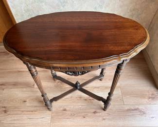 Antique Carved Wood Oval Accent Table – Ornate Turned Legs & Decorative Apron