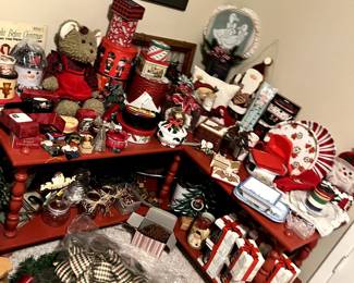 So much Christmas decor!SEveral wreaths