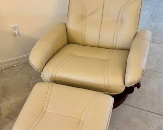 Looks very Star Trek to me. Perfect for those naps during the 5 year mission.