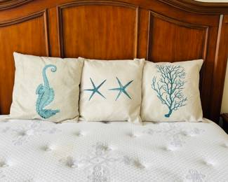 Once you notice the seahorse is upside down, then that's all you see.