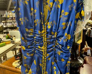 Chinese Dress Vintage looks Great !
Cleaned