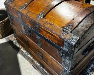 Lg Humpback Trunk in great condition/tray