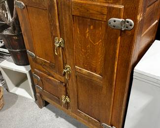 Antique Ice Box good shape/metal lined
