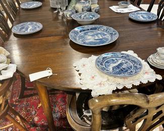 Large Family Table w/6 Chairs
Table shown with 4 leaves / Vintage
Good condition 100 x 54 w/extensions in